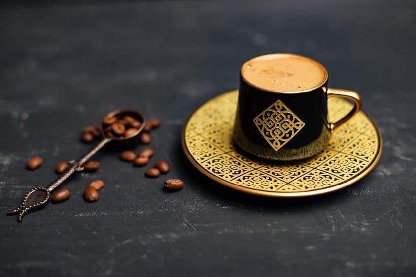 金箔咖啡杯和碟子。