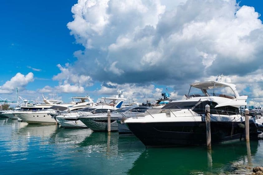 停泊在海港游艇