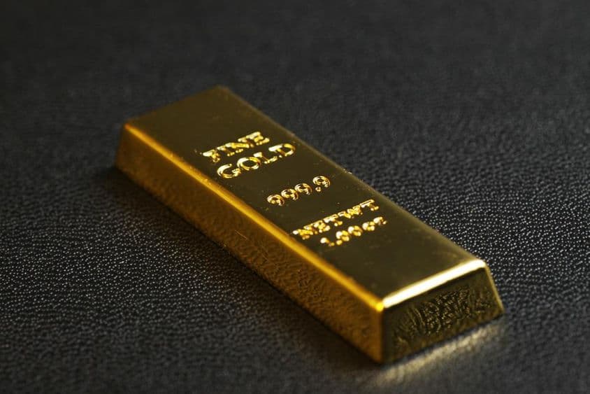 999.9纯度的金条在黑色背景上