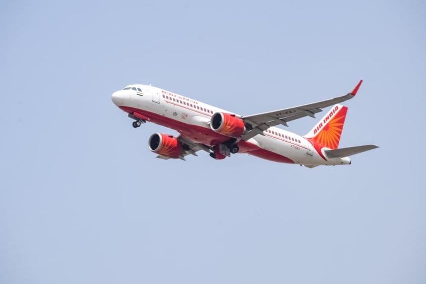 印度航空公司的空客A320在德里英迪拉·甘地国际机场起飞。