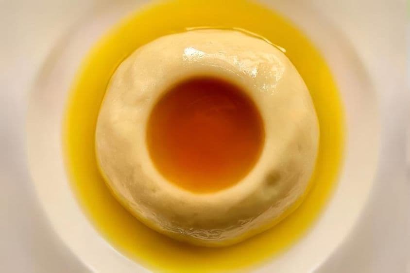 阿西达,一道著名的甜品,传统上在聚会中烹制,尤其是在分娩庆祝或节日期间的家庭活动中。