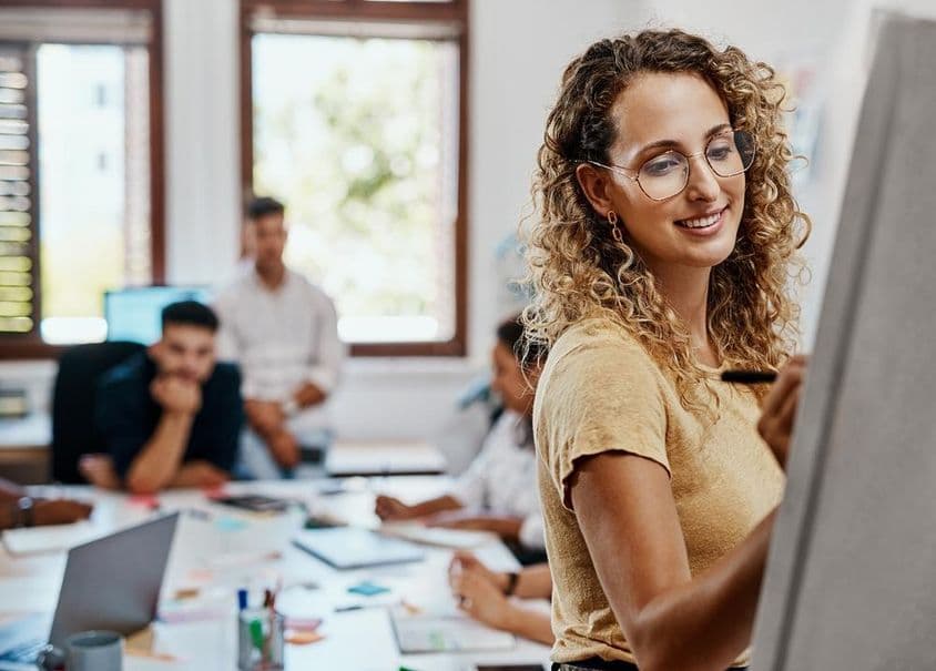 创意工作场所中一名女性设计师进行技能发展指导会议和展示