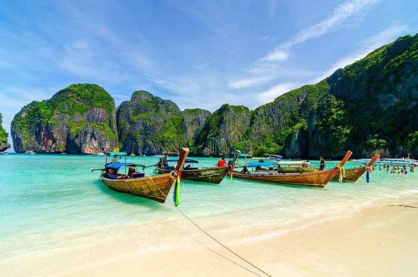 泰国普吉岛附近玛雅湾的热带海滩景观。