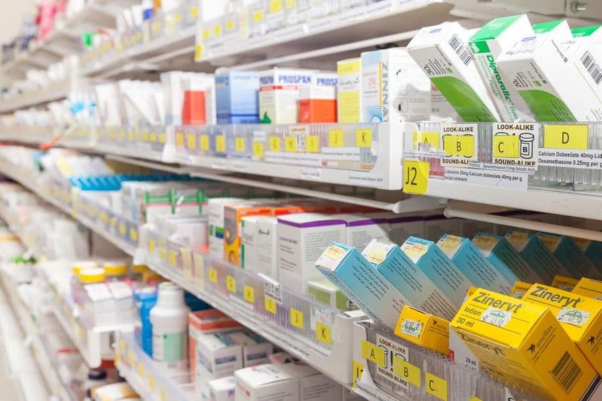 药房货架上的各种产品。