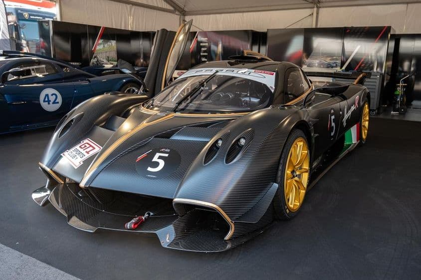 惊艳的碳纤维纹路帕加尼Huayra R GT1前视图。
