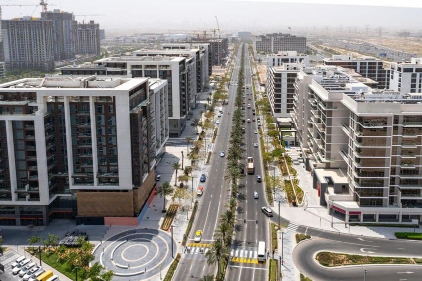 建筑和山丘公园,道路,建筑工地和别墅社区。