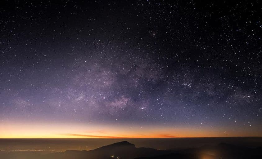 高山、夜晚、银河系和夜空中的星星美丽动人。