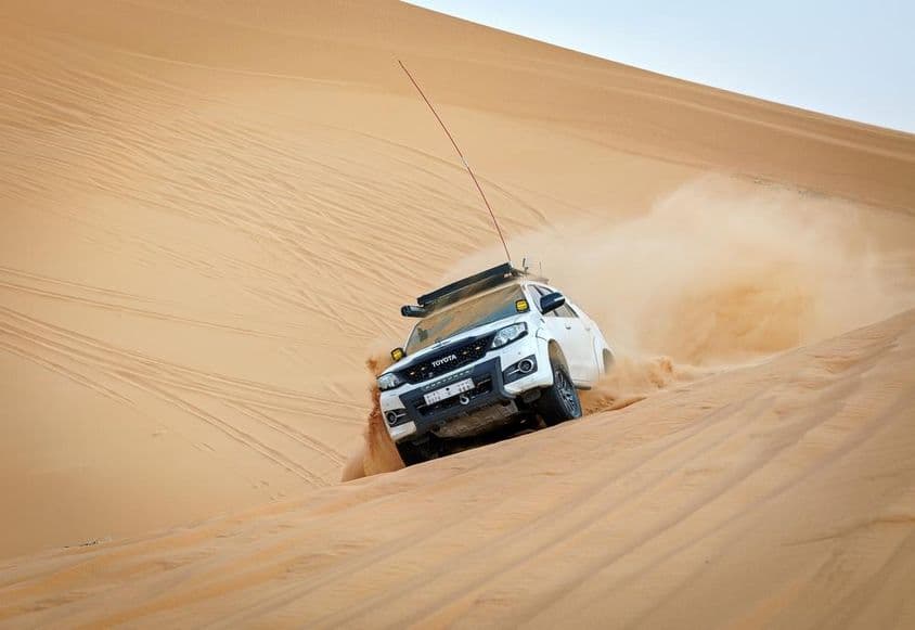 沙丘上赛车的四驱车。