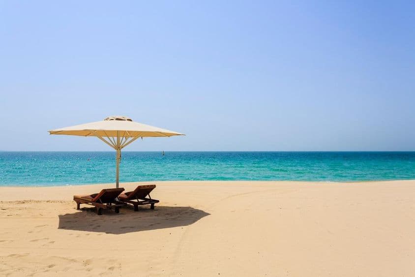 迪拜朱美拉海滩上的沙滩躺椅。