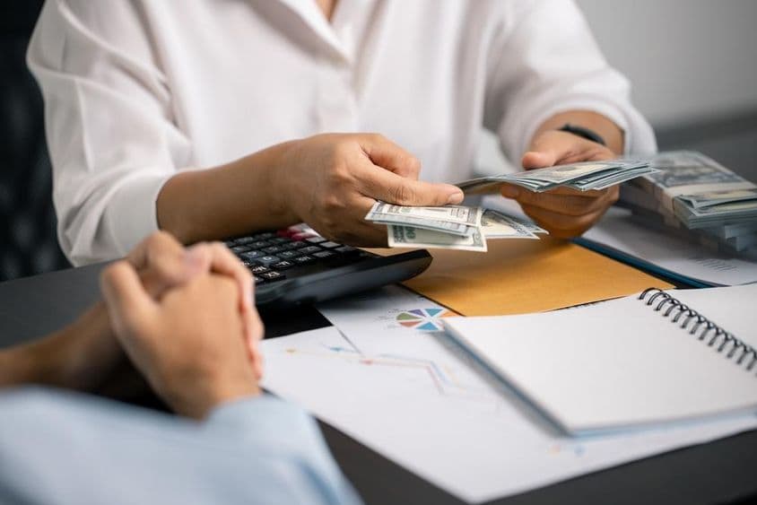 一个人明智地管理财务,从工资中节省现金,确保未来支付和商业投资的稳定收入。