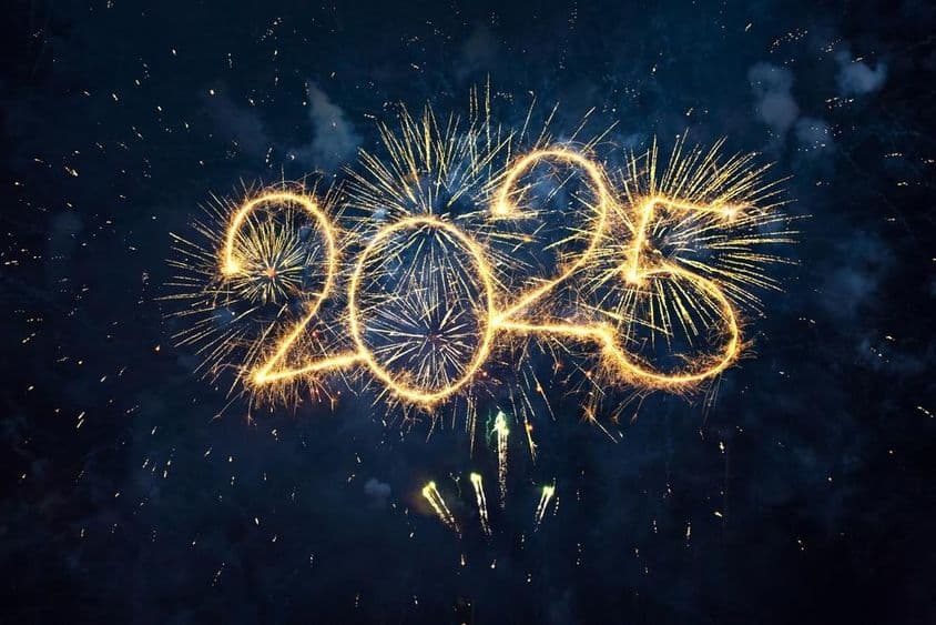 祝贺2025新年,金色烟花及闪烁数字,2025夜蓝色天空背景