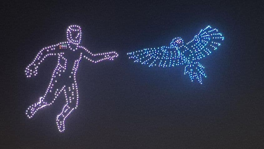 迪拜阿联酋蓝色海湾岛上的无人机表演。