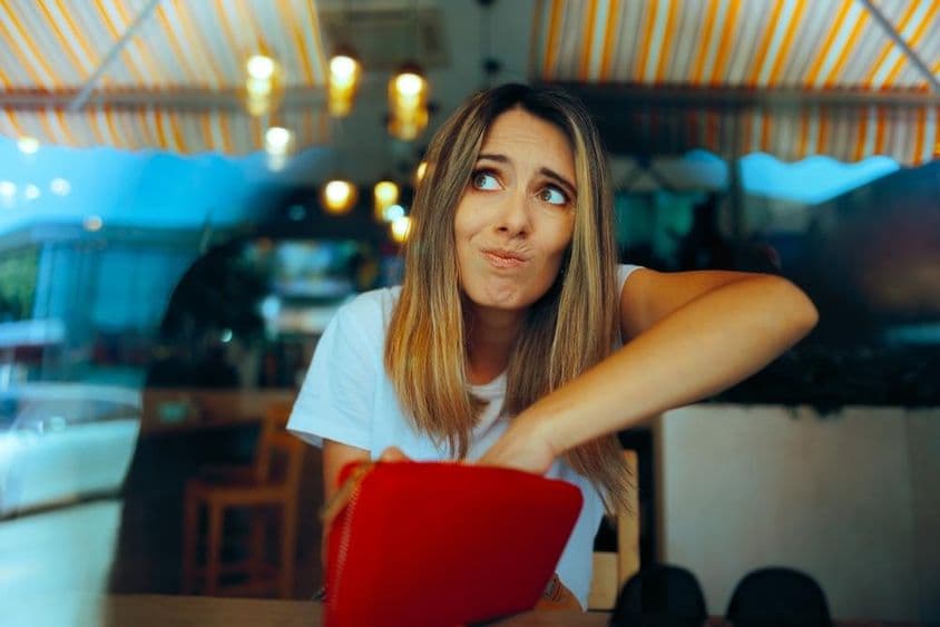 价格上涨导致资金不足的担忧女性访客