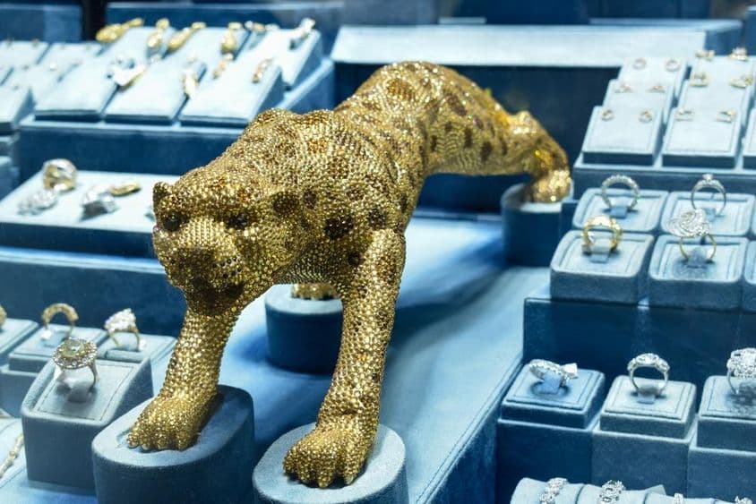 金色市场中镶嵌钻石的金豹雕像。