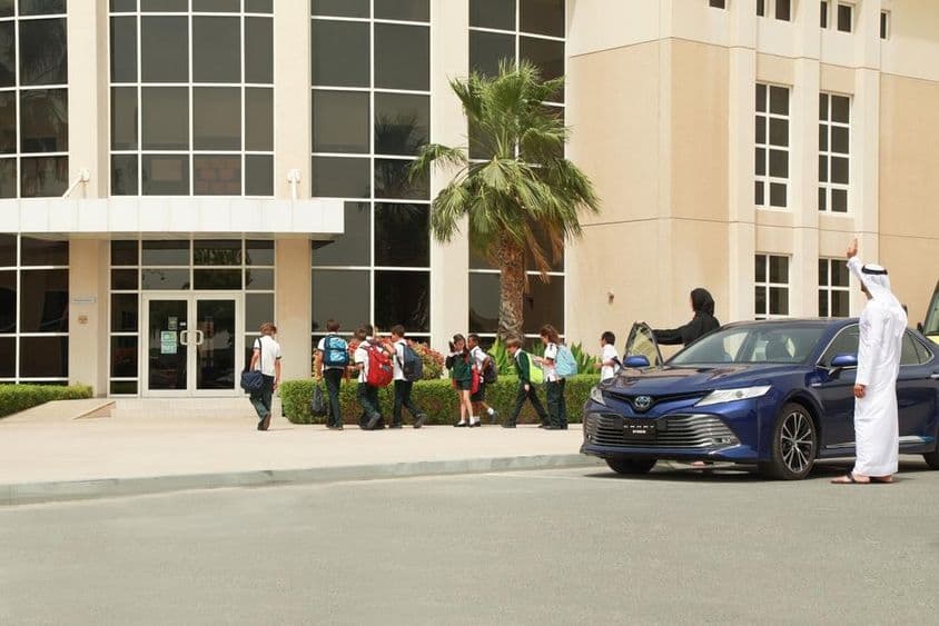 一对阿拉伯夫妇送孩子上学。