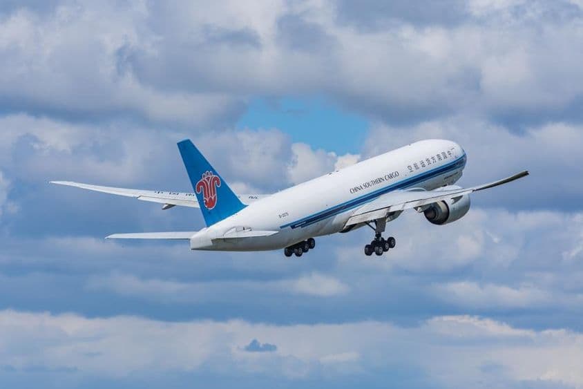 南方航空公司的一架波音777-F货机正在机场起飞。