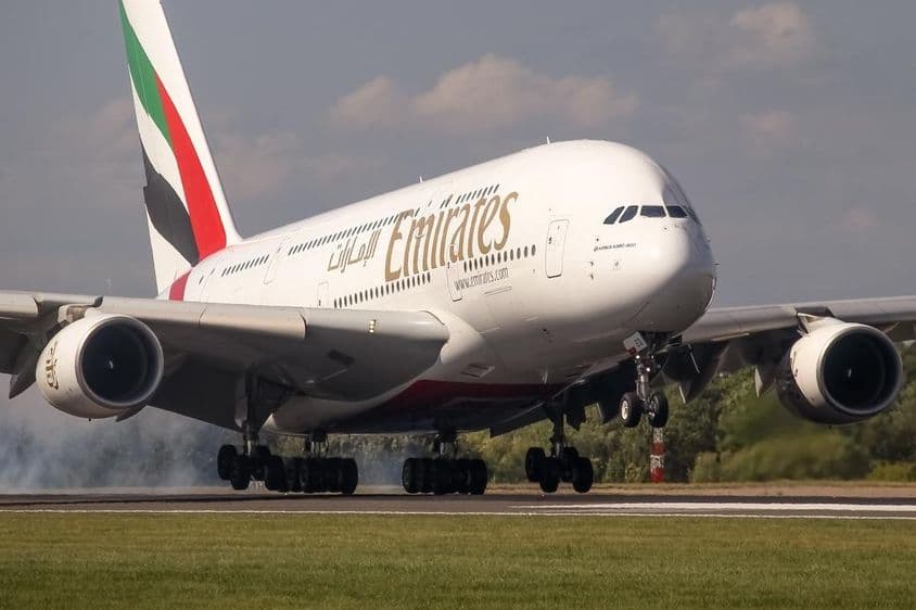 阿联酋航空A380飞机着陆时的画面。