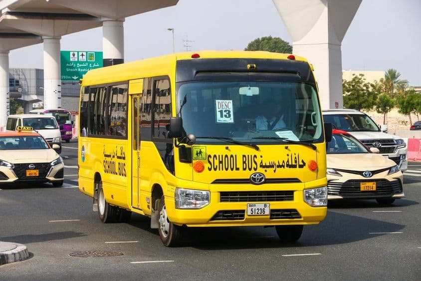 丰田Coaster校车在城市街道上