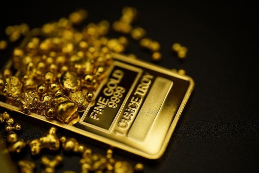 熔化的黄金和999.9纯度的金条。