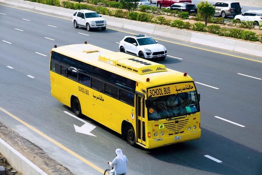 迪拜高速公路上的校车。