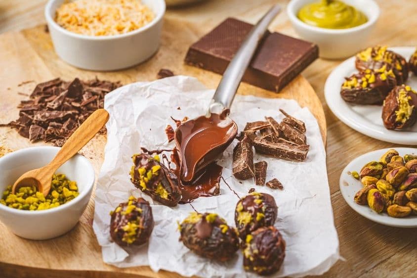 美味甜点,开心果慕斯填馅的椰枣,迪拜热门巧克力的替代品。