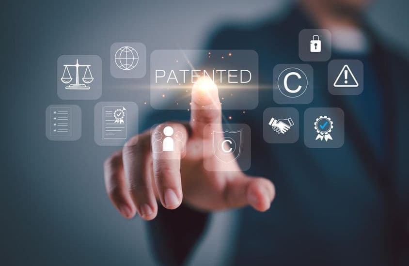 触摸屏上显示象征版权和专利知识产权的图标。