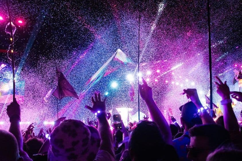 阿布扎比的Coldplay,舞台前的粉丝。