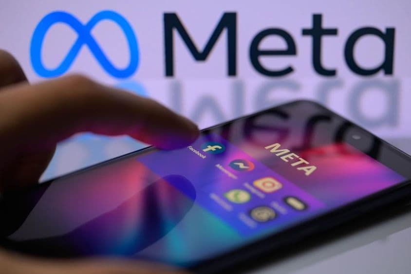 Meta社交媒体图标在智能手机上出现:Facebook、Messenger、Instagram。