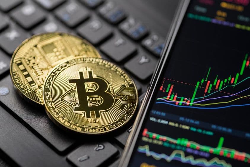 比特币黄金加密货币交易图表在智能手机上显示。