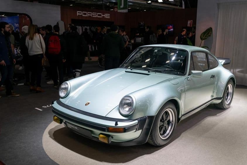 1975年款绿色保时捷911 Turbo。底盘号1945 SA。