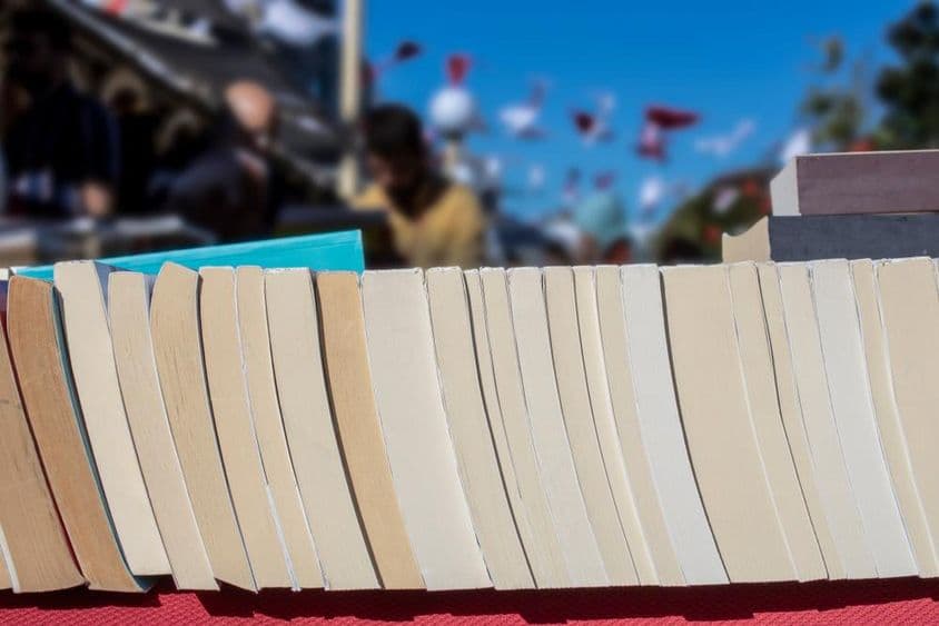 在节日上出售的旧书。