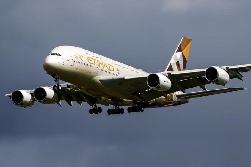 阿提哈德航空客机在空中飞行。