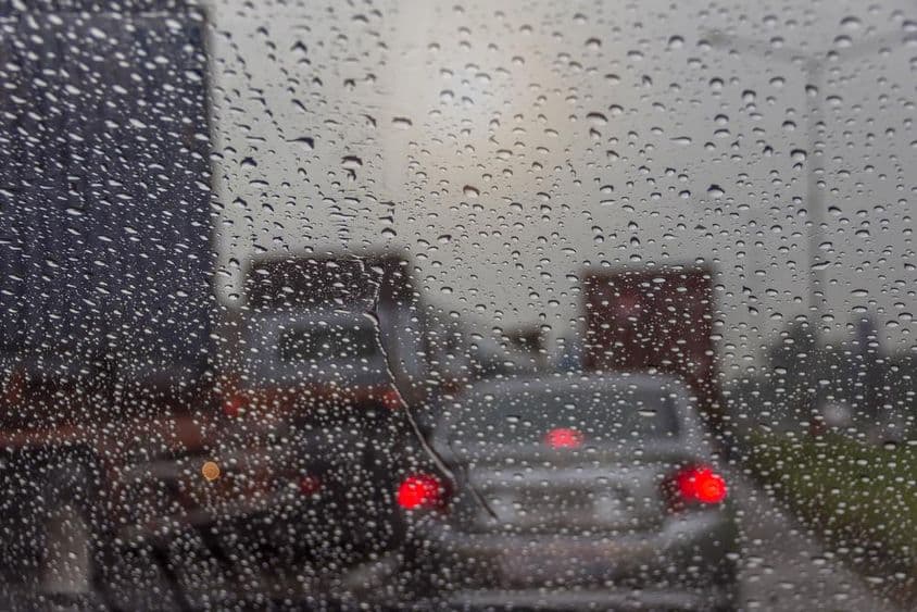 透过汽车挡风玻璃看到的迪拜雨天。