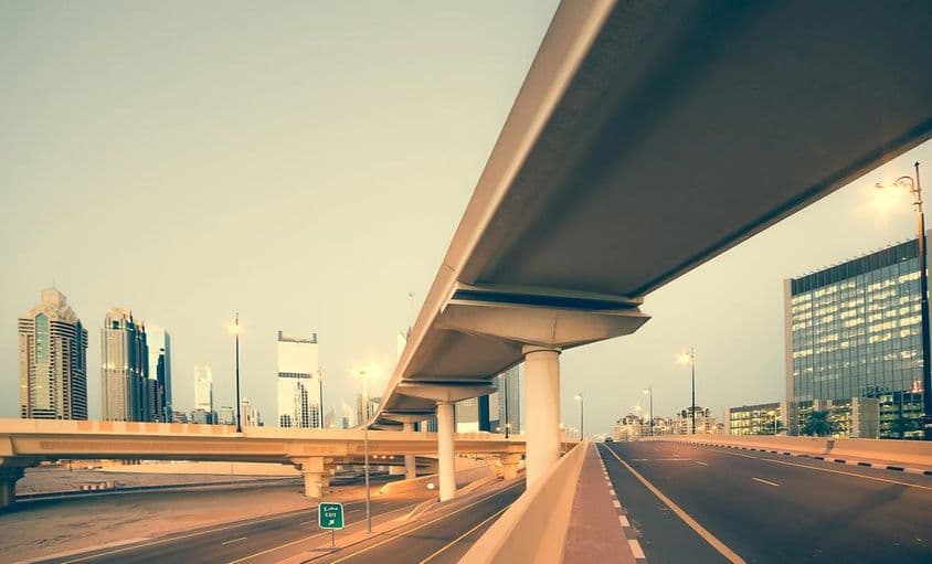 迪拜谢赫扎耶德路上的道路和桥梁。