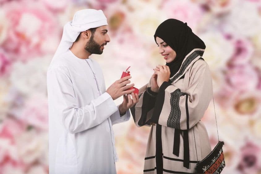 阿拉伯夫妇,阿拉伯男子向阿拉伯女子求婚,送上订婚戒指。