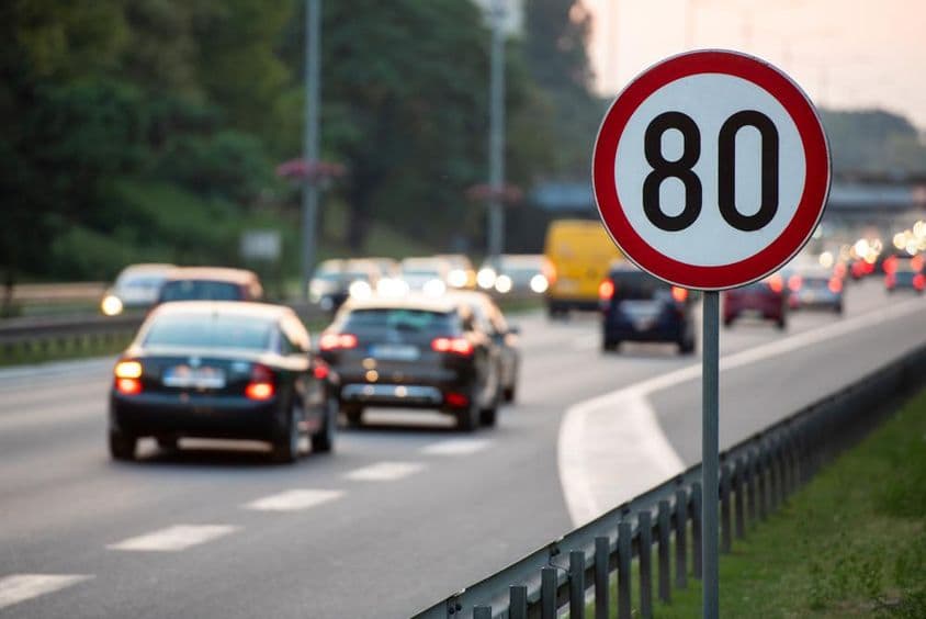 繁忙道路上的80公里/小时限速标志。