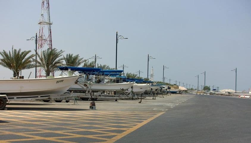 卡尔巴沙迦,阿联酋渔船沿海岸排列的景象。