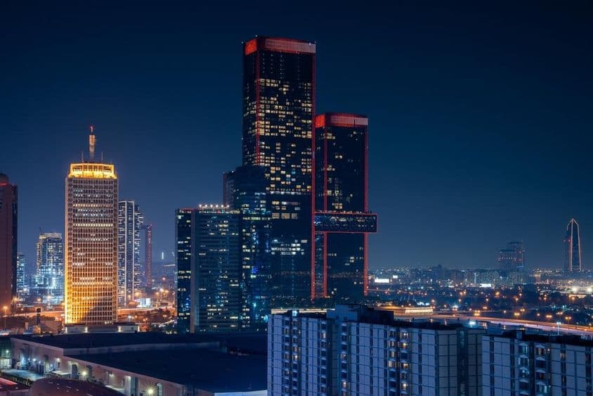 根据吉尼斯世界纪录,世界上最长的悬臂建筑One Za’abeel。