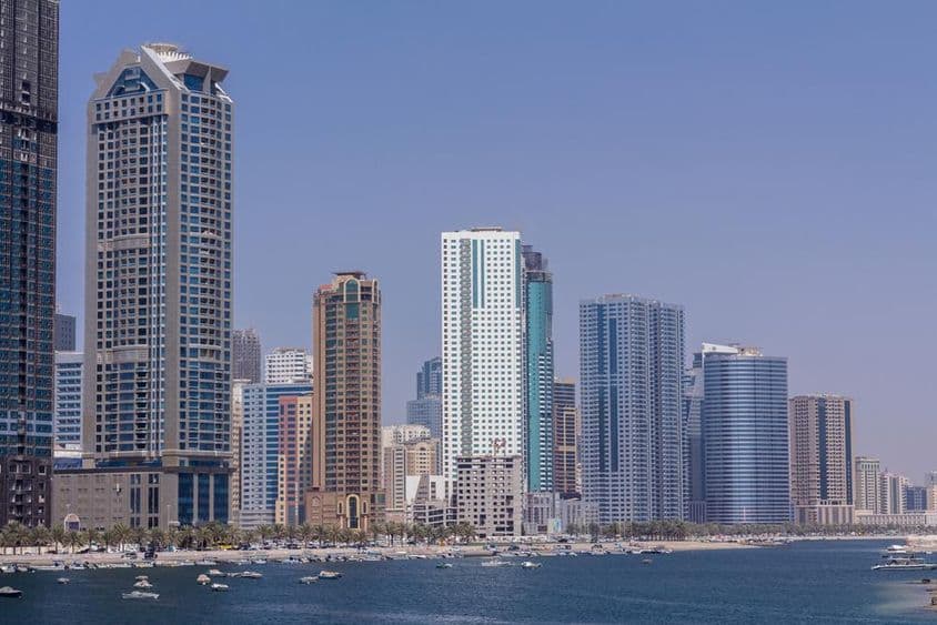 沙迦摩天大楼沿海岸线排列。