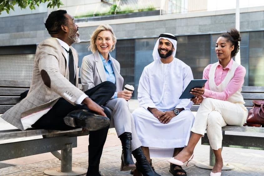 一群商人与迪拜的一位阿联酋商人会面。