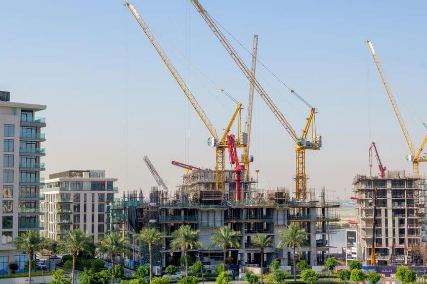 迪拜河港口正在建设中的住宅建筑,伴随着吊车。