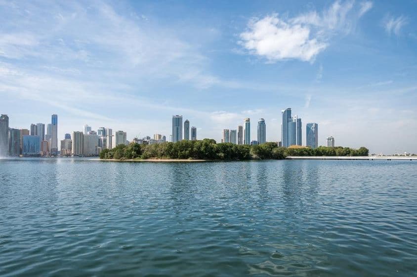 俯瞰沙迦酋长国中心的全景,远眺摩天大楼。