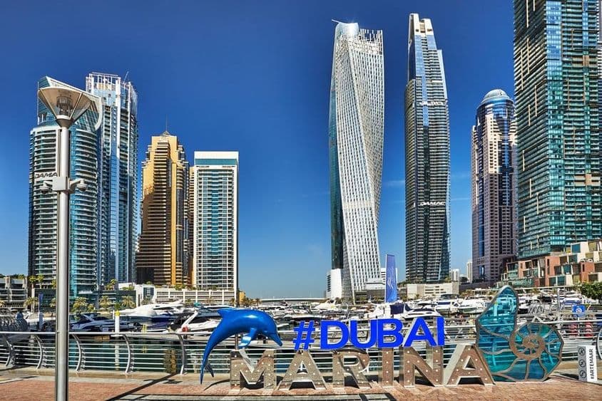 迪拜港口的摩天大楼和步道。
