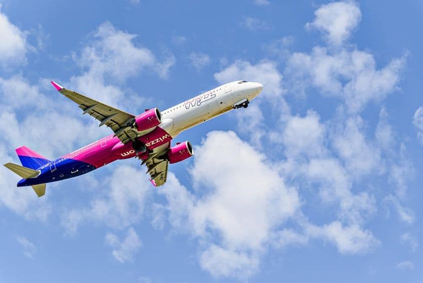 Wizz Air航空公司空客A321飞机起飞。