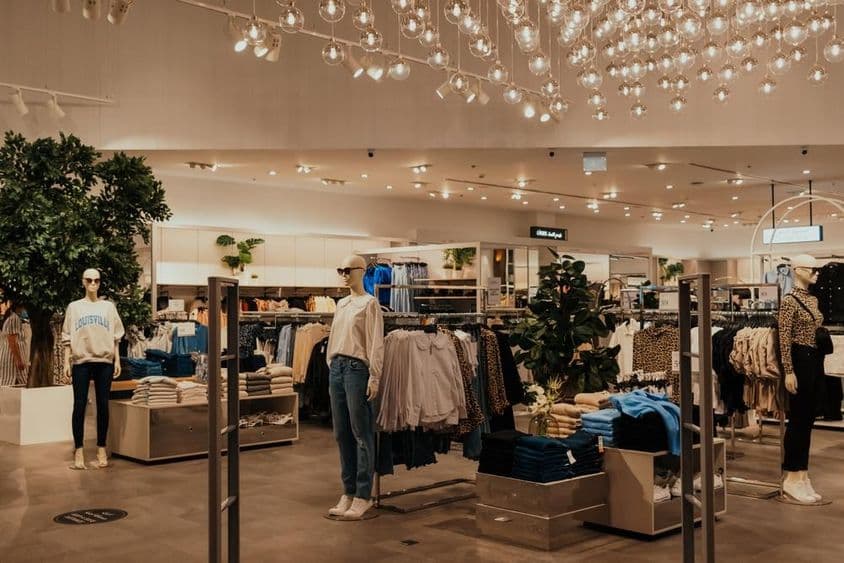 迪拜零售商店展示多种服装和人体模型。