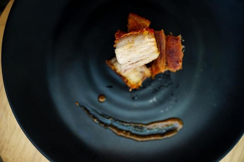 迪拜联合酋长的美味脆皮猪肉盘。