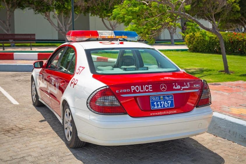 阿布扎比2014年,一辆警车在阿联酋首都的一条街道上。