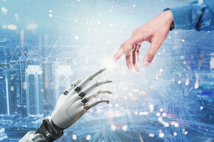 3D机器人手和人手在未来城市景观上相遇。