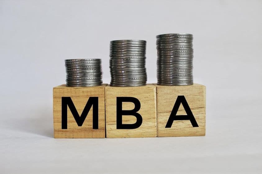 工商管理硕士(MBA)用立方体叠放在硬币上