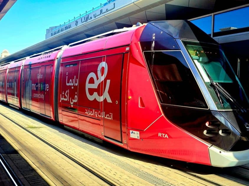 贴有Etisalat广告的红色电车。